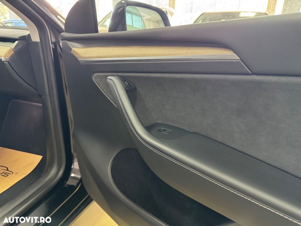 Tesla Model Y - 14
