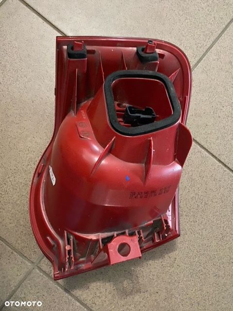 LAMPA TYŁ TYLNA PRAWA VW PASSAT B6 KOMBI - 2