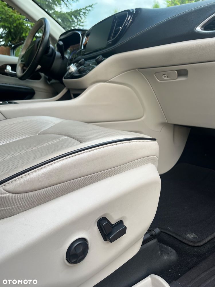 Chrysler Pacifica - 10