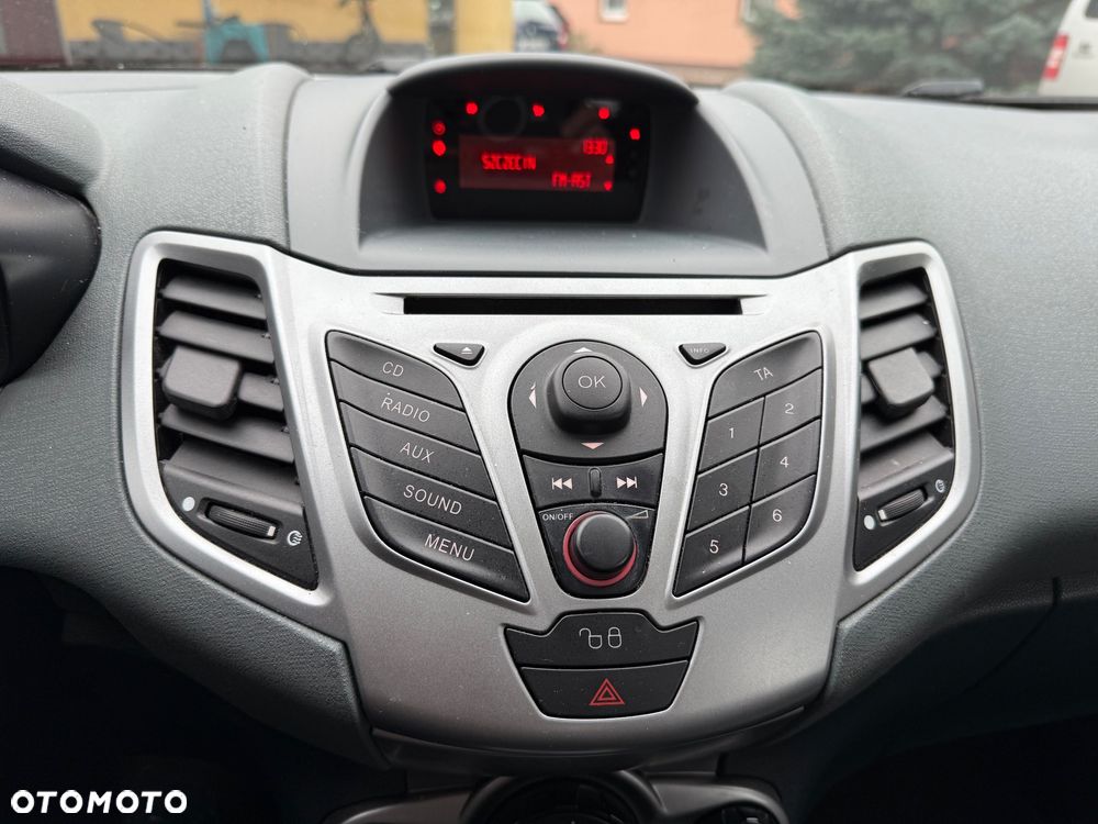 Ford Fiesta 1.4 Autom Champions Edition - 23