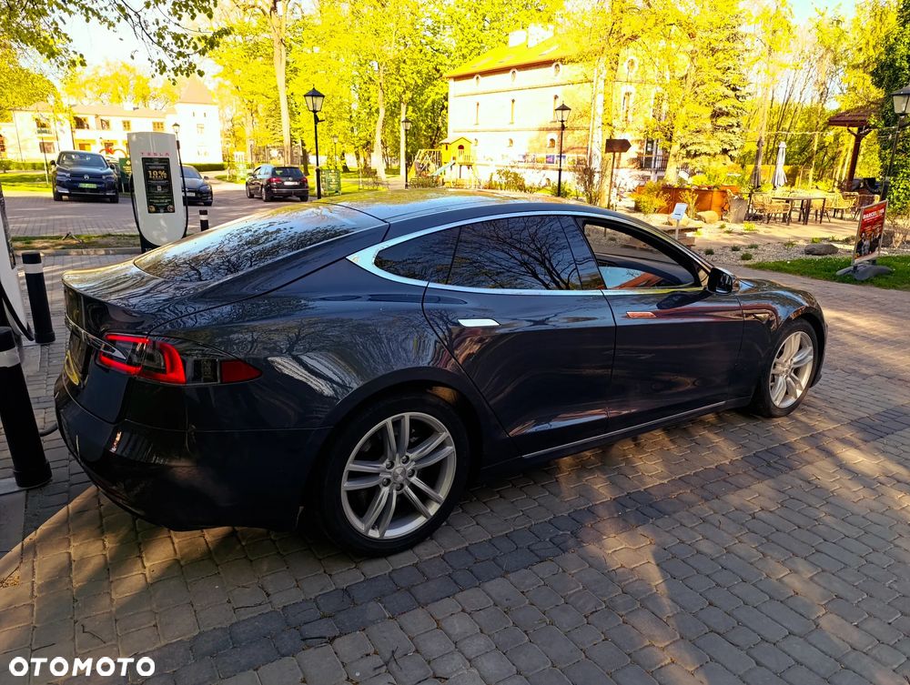 Tesla Model S - 4