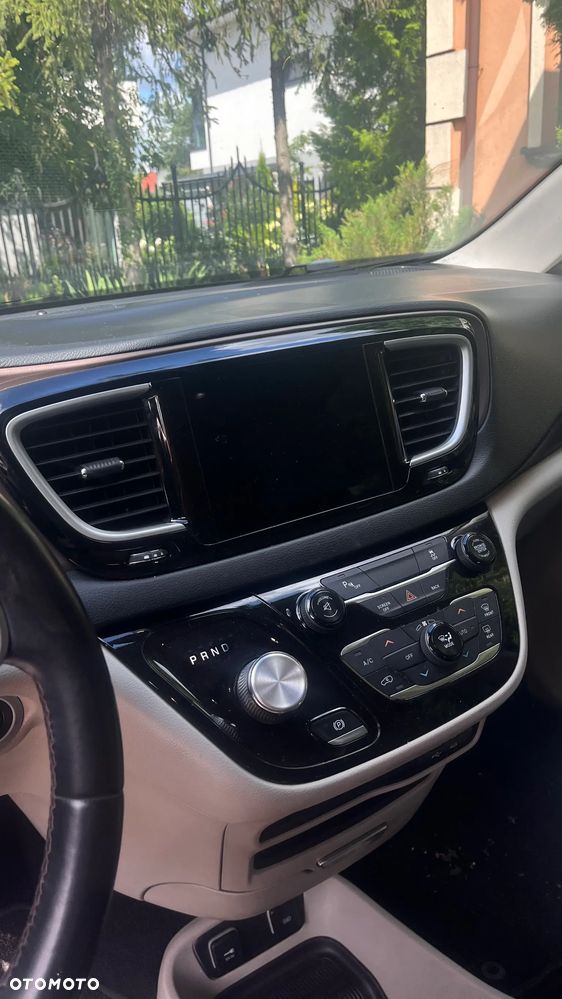 Chrysler Pacifica - 12