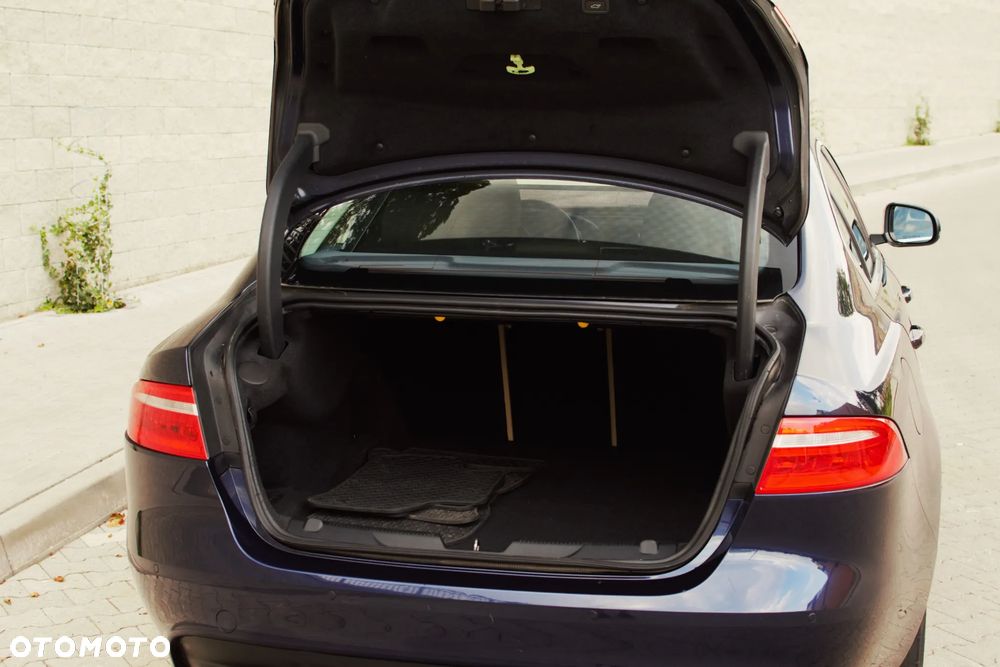 Jaguar XE 25t Prestige - 28