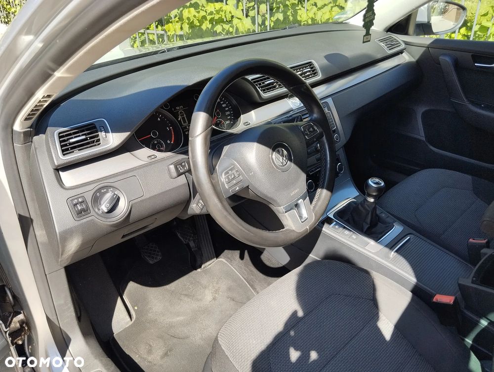 Volkswagen Passat - 25