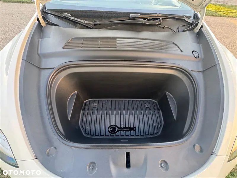 Tesla Model Y Long Range Dual Motor AWD - 14