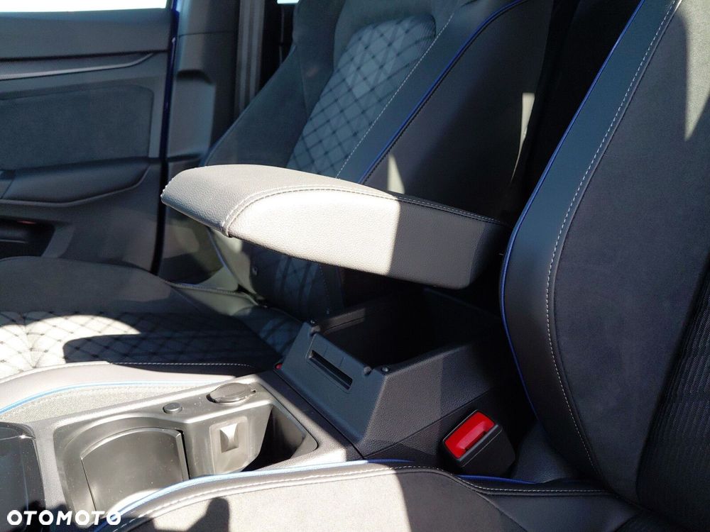 Volkswagen Golf 1.5 eTSI mHEV R-Line Plus DSG - 35