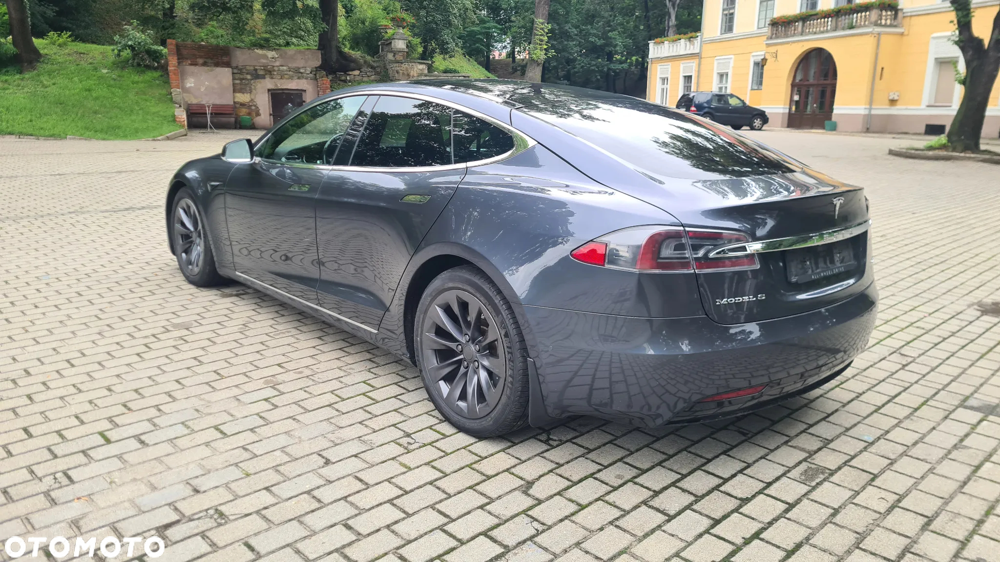 Tesla Model S - 11