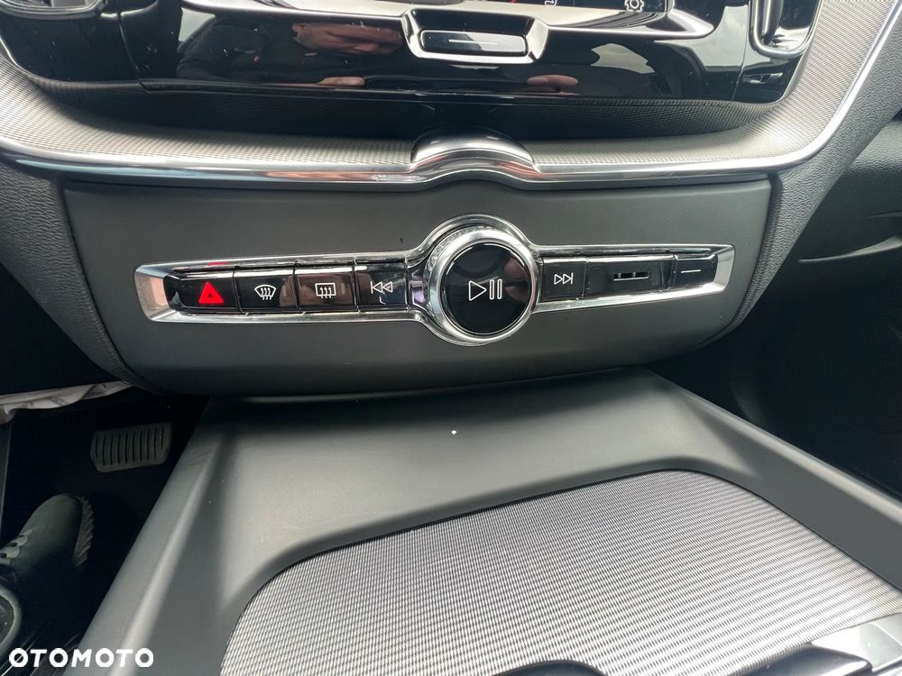 Volvo XC 60 B4 D AWD Plus Dark - 17