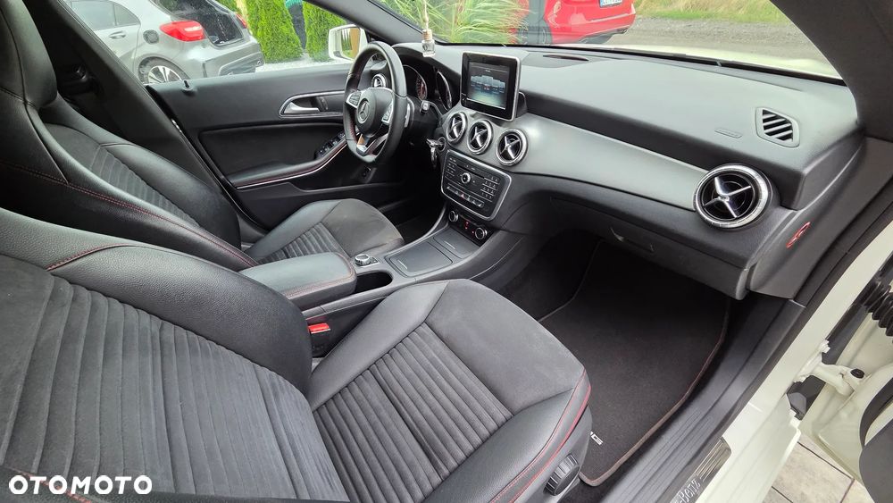 Mercedes-Benz CLA 180 7G-DCT AMG Line - 32
