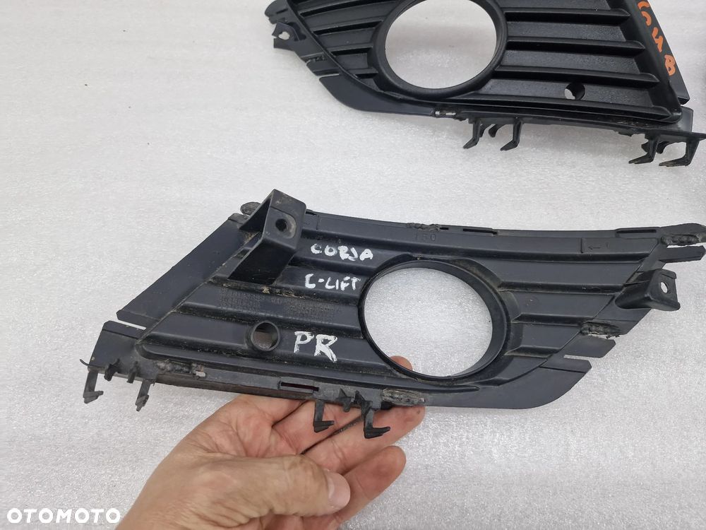 OPEL CORSA C LIFT 03-06 PRAWA KRATKA BOCZNA ZDERZAKA PRZEDNIEGO PRZÓD NA HALOGEN , NR 13120838 , NR AUKCJI B/64 - 4