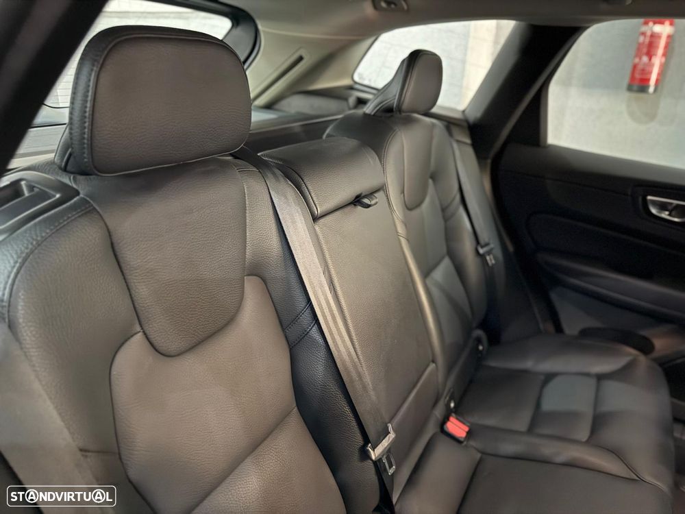 Volvo XC 60 2.0 B4 Plus Bright - 23