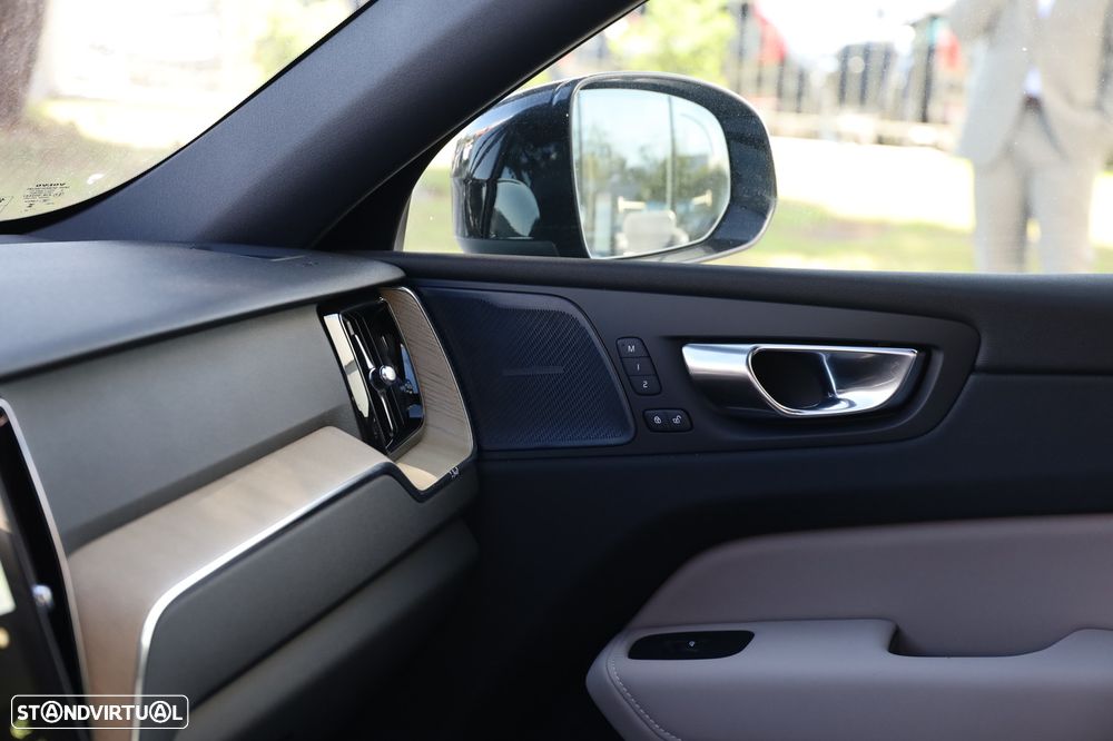 Volvo XC 60 2.0 T6 PHEV Plus Dark - 17