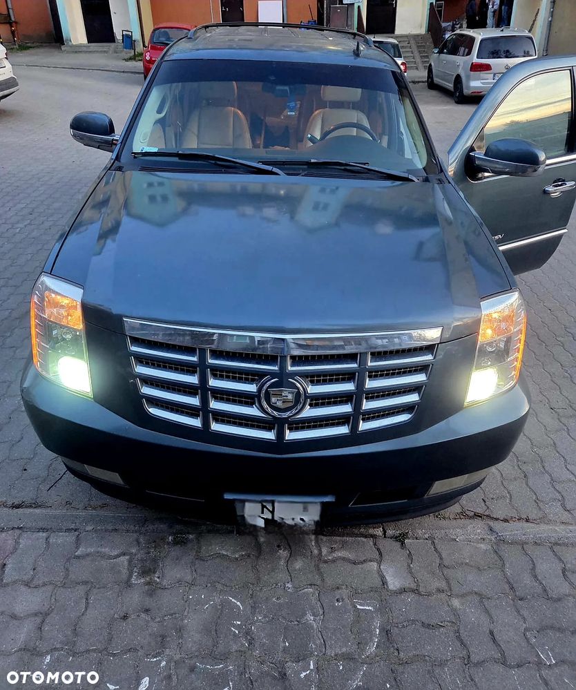 Cadillac Escalade - 1