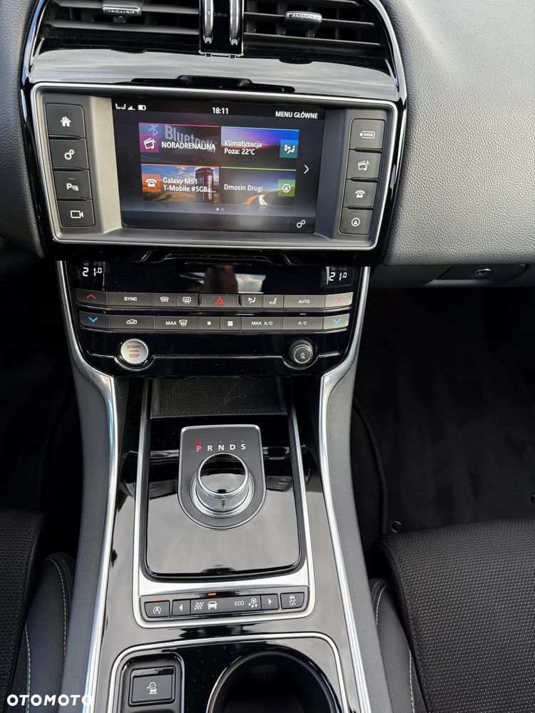 Jaguar XE 2.0 D R-Sport - 35