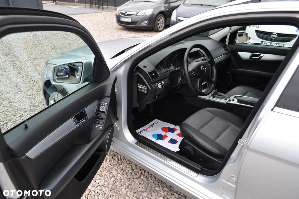 Mercedes-Benz Klasa C 180 CGI Automatik BlueEFFICIENCY Avantgarde - 12
