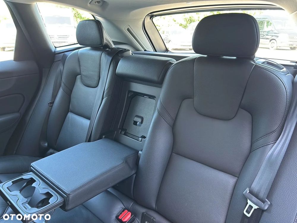 Volvo XC 60 B4 B Plus Dark - 19