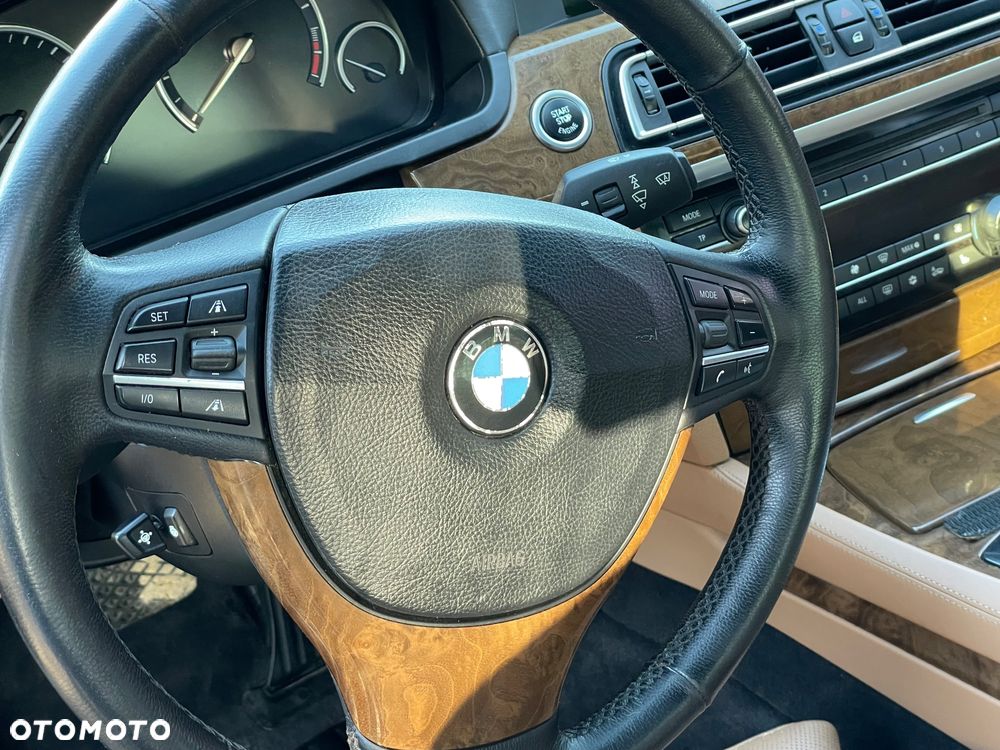 BMW Seria 7 750i L xDrive - 32