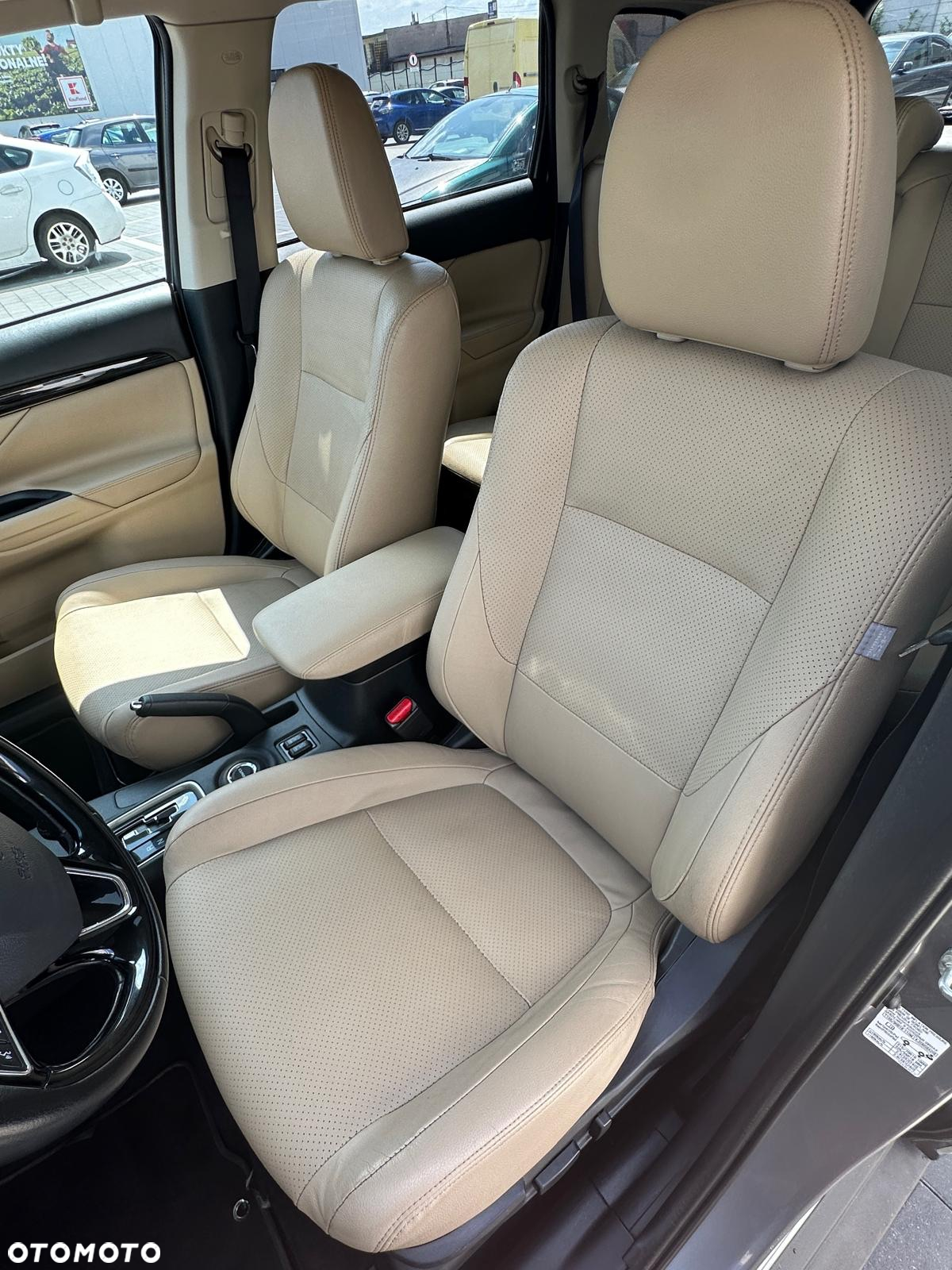 Mitsubishi Outlander 2.0 Intense + Navi 4WD CVT - 29