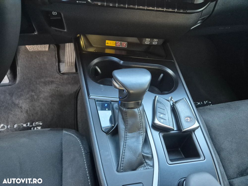 Lexus UX 250h Business Edition - 18