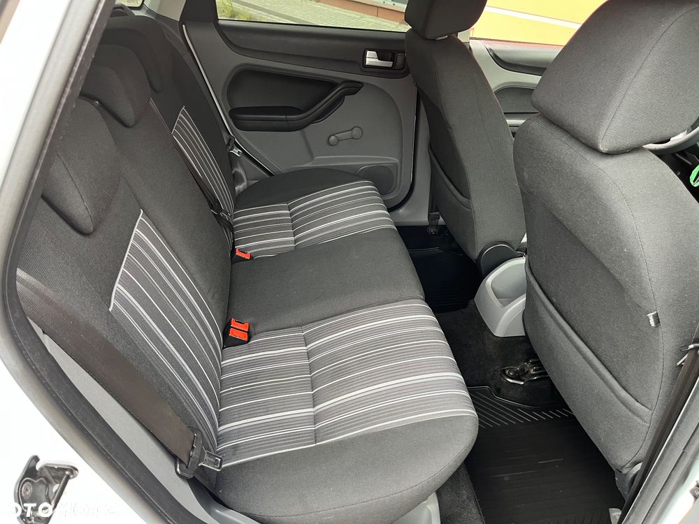 Ford Focus 1.6 16V Style - 32