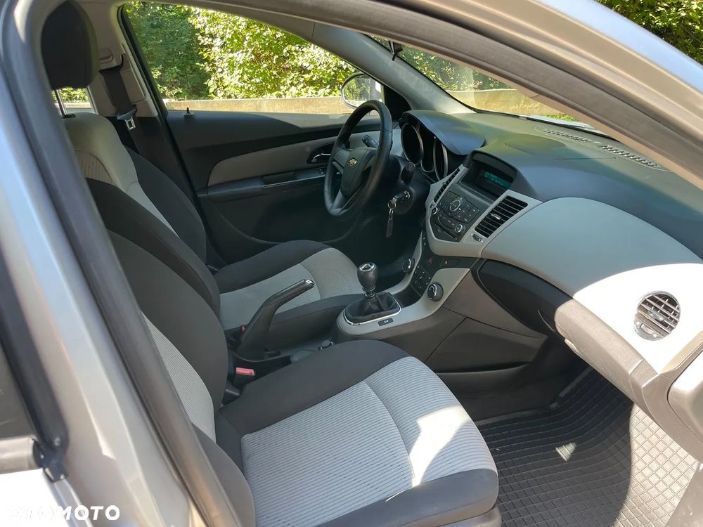 Chevrolet Cruze 1.6 LS - 17