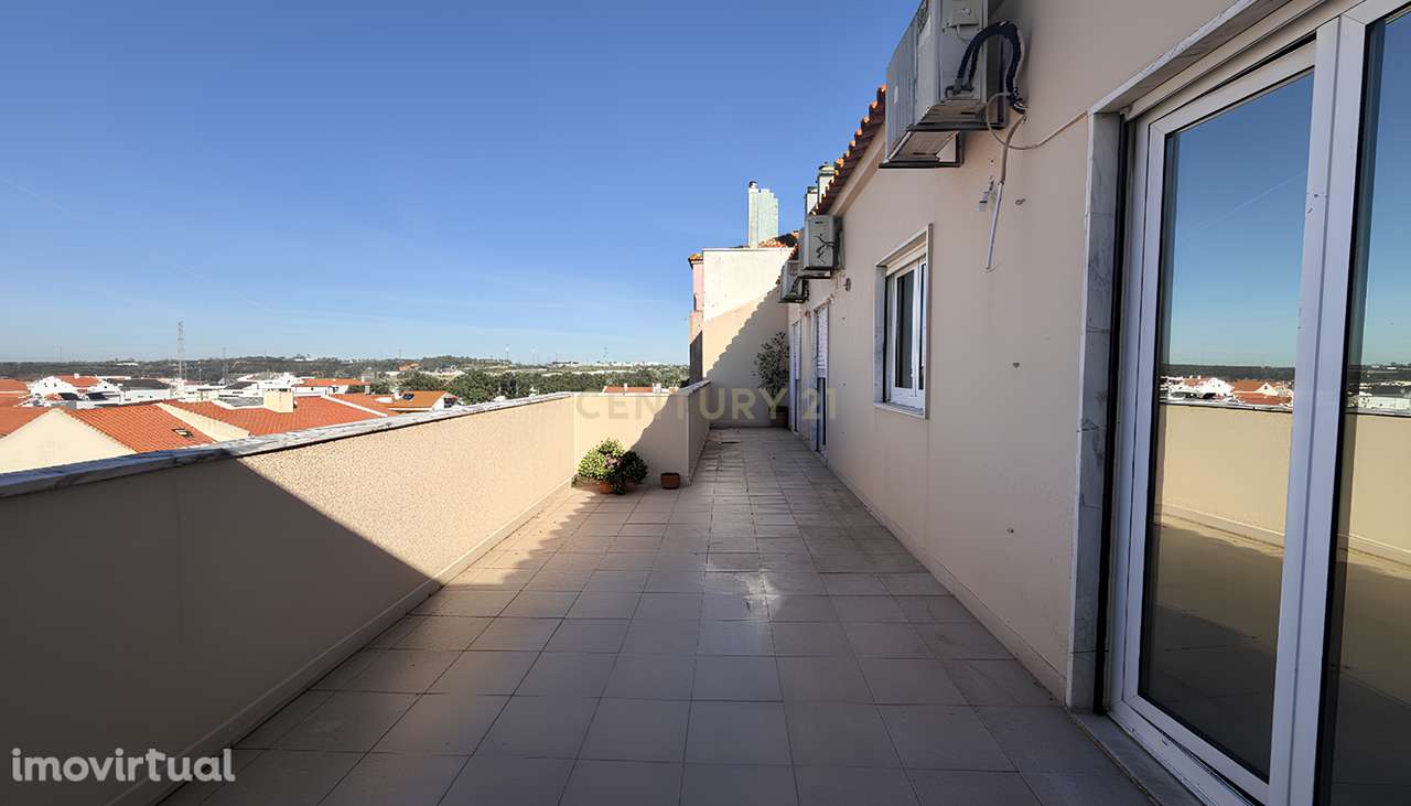 Apartamento T3 com Dois Terraços, na Quinta do Conde - Grande imagem: 2/32