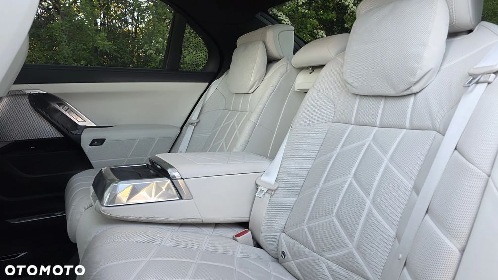 BMW Seria 7 - 16