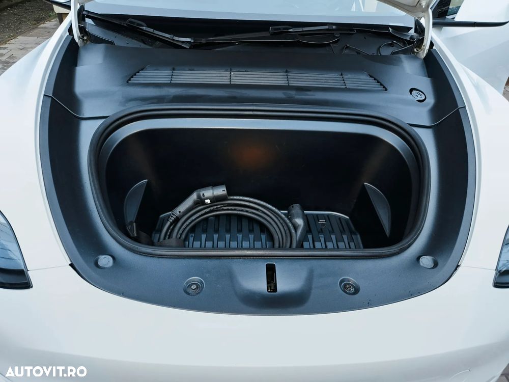 Tesla Model Y - 10