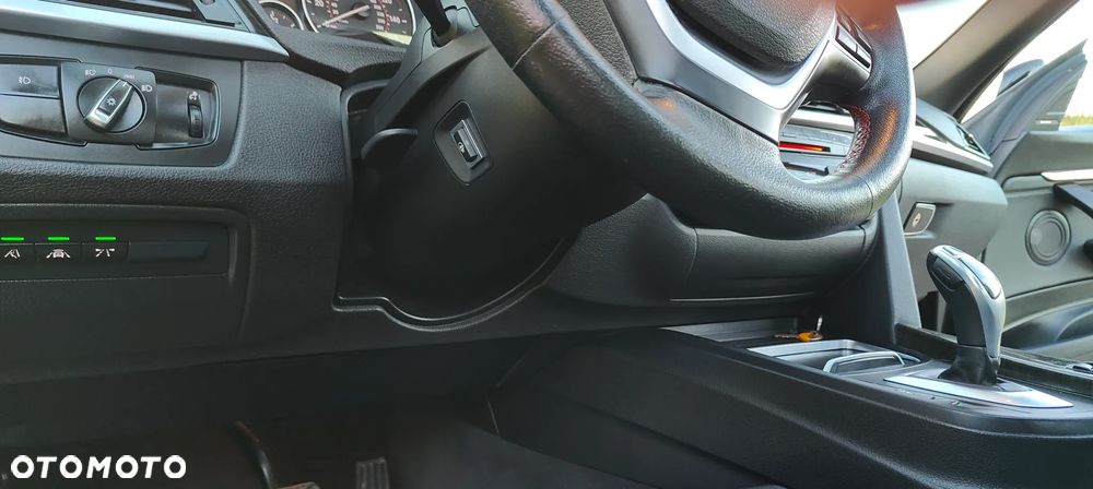 BMW Seria 3 328i xDrive Sport Line - 30