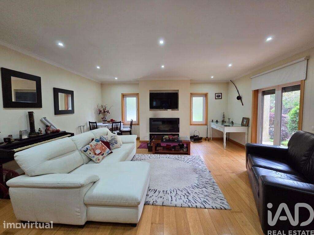 Casa / Villa T4 em Santa Comba Dão e Couto do Mosteiro de 262 m2 - Grande imagem: 4/36
