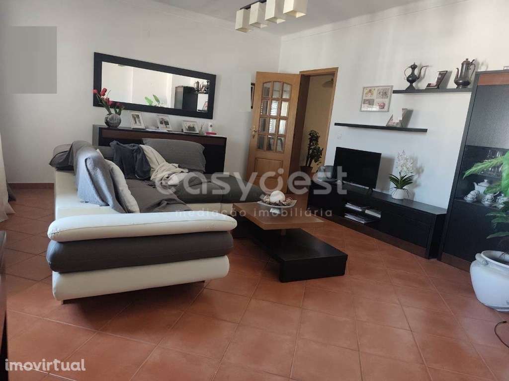 Moradia Bi-Familiar em Excelente Estado de Conservação localizada e... - Grande imagem: 3/27