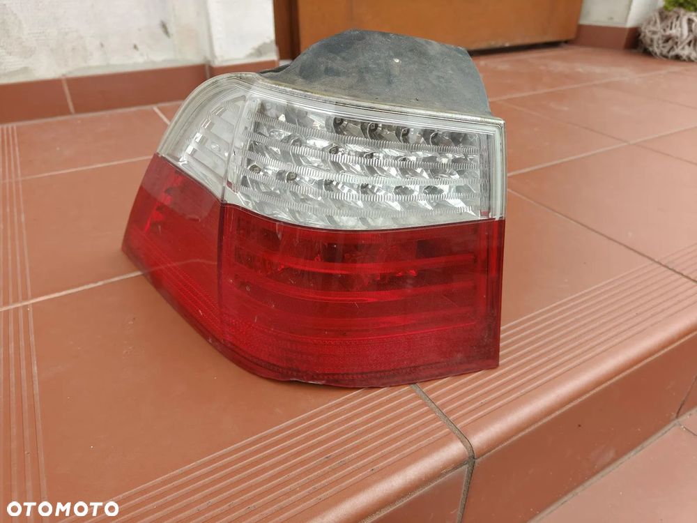 BMW E61 Lift Lci 5 kombi Lampa Tylna W Błotnik Lewa Polift Uszkodzona - 2
