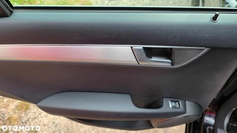 Mercedes-Benz Klasa C 180 (BlueEFFICIENCY) 7G-TRONIC Avantgarde - 23