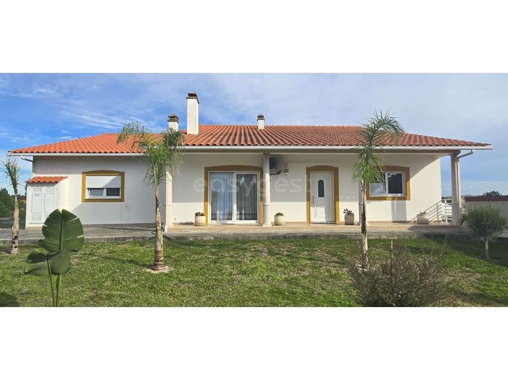Moradia T2 inserida num lote de 1060 m2 proximo de Vieira de Leiria - Grande imagem: 2/9