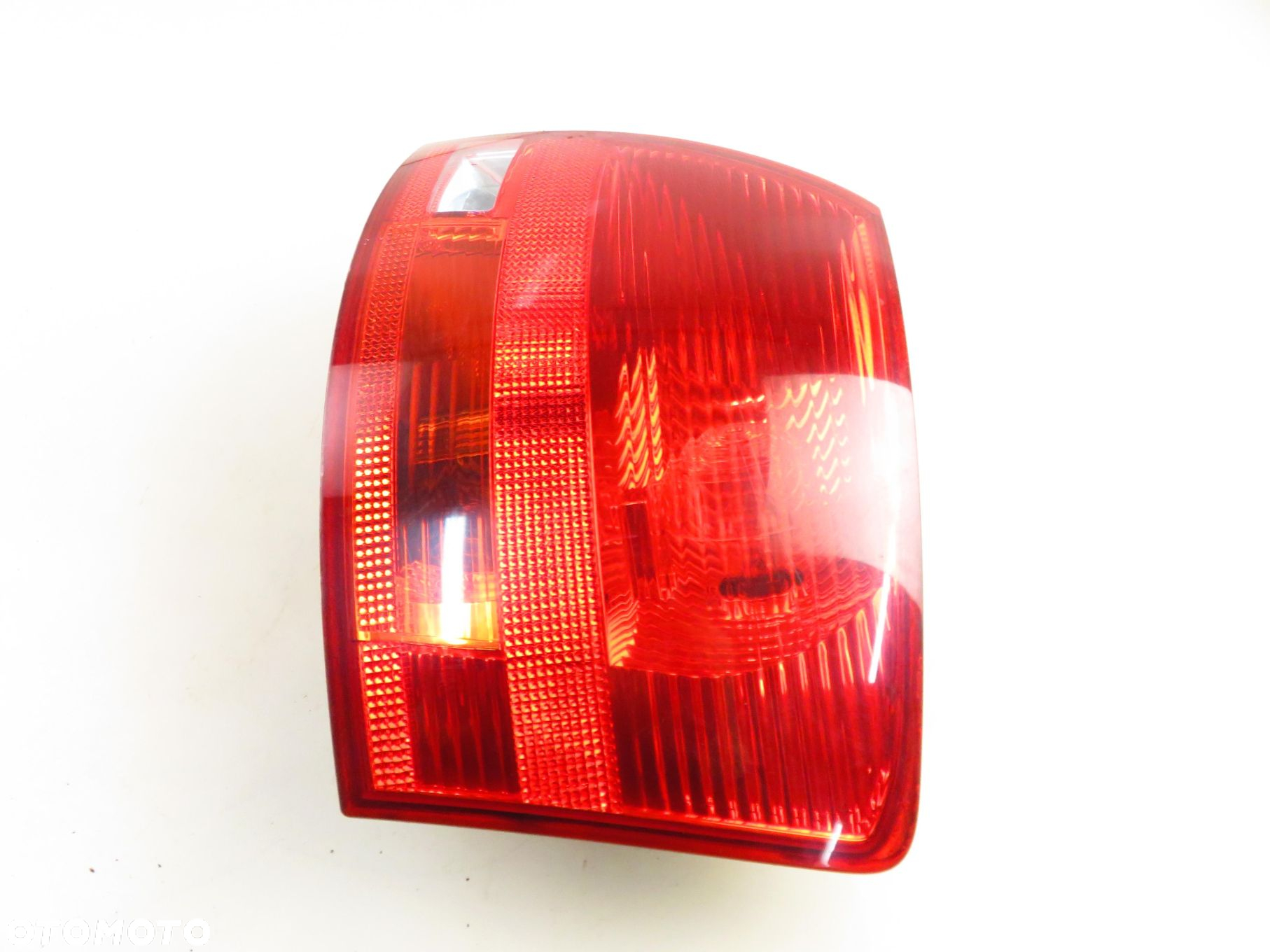 LAMPA PRAWA TYLNA AUDI A4 B7 Avant 8E9945096C - 4