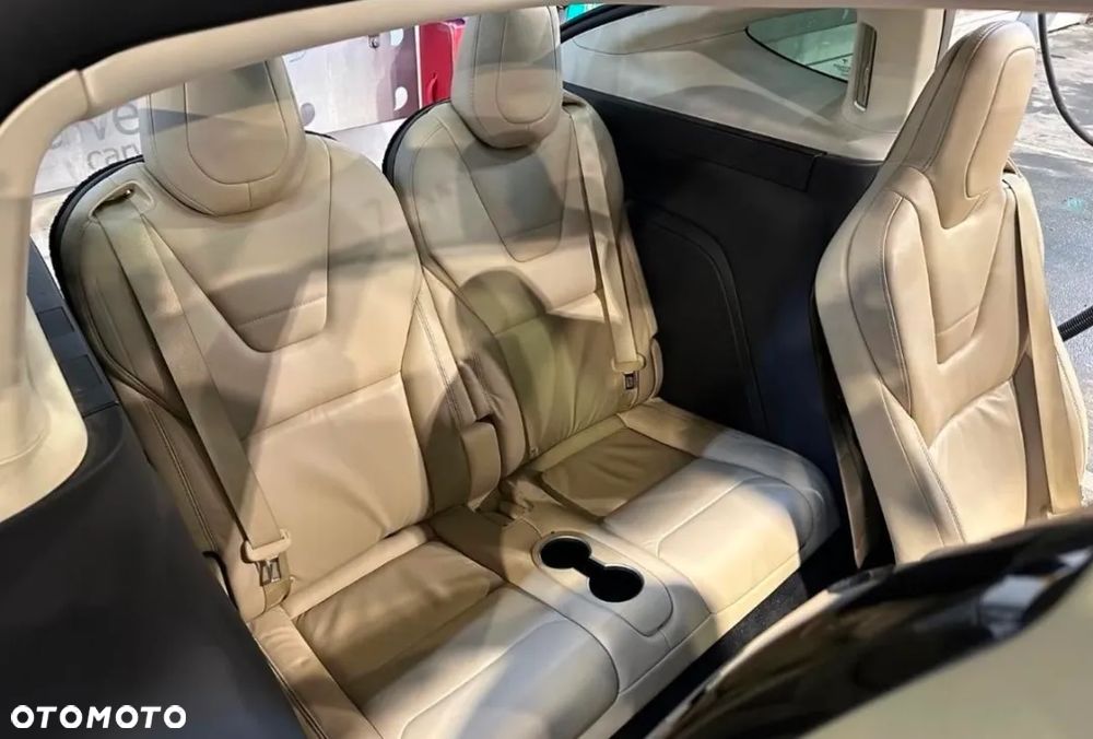 Tesla Model X - 12