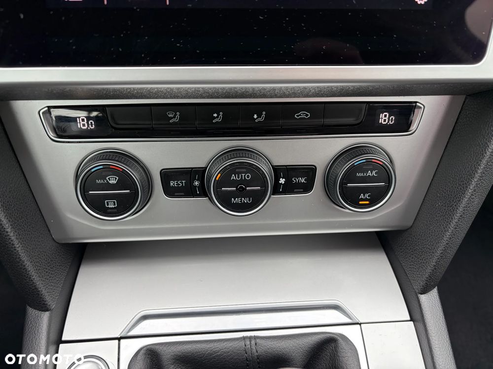 Volkswagen Passat 2.0 TDI SCR Comfortline - 19