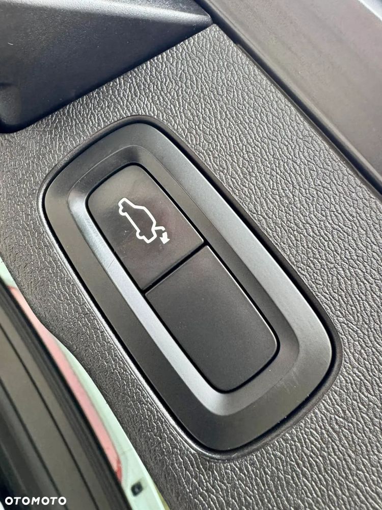 Volvo XC 60 D4 AWD R-Design - 29