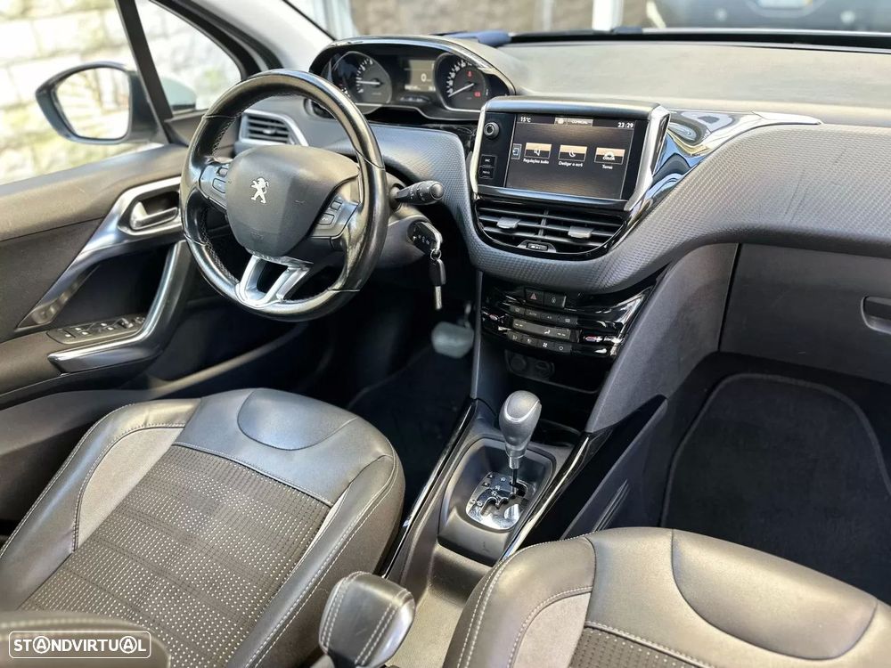 Peugeot 2008 1.2 PureTech Allure EAT6 - 17