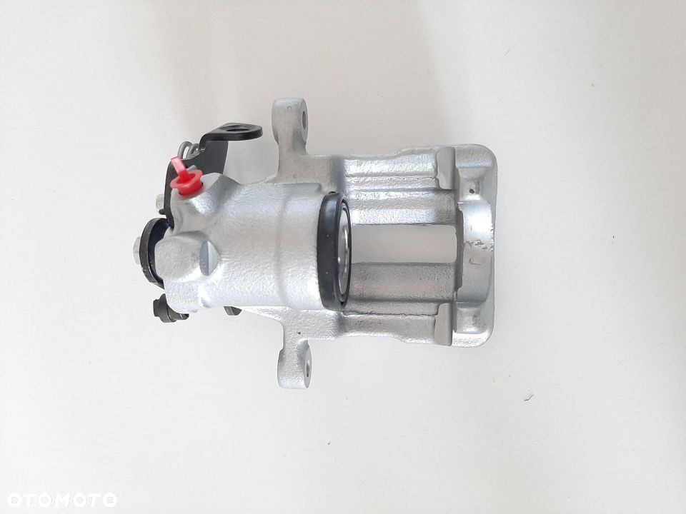zacisk prawy tył audi a4 b5 quattro - 2