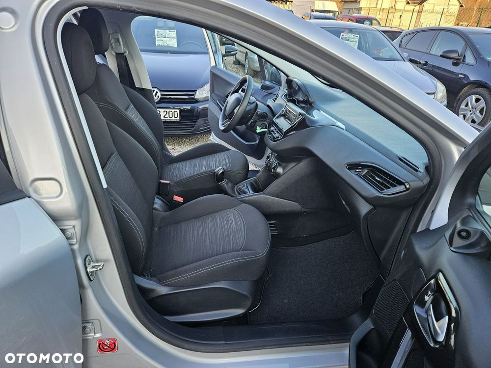 Peugeot 208 - 10