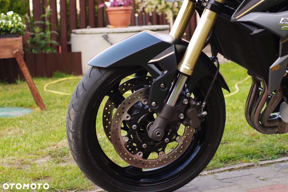 Suzuki GSR - 23