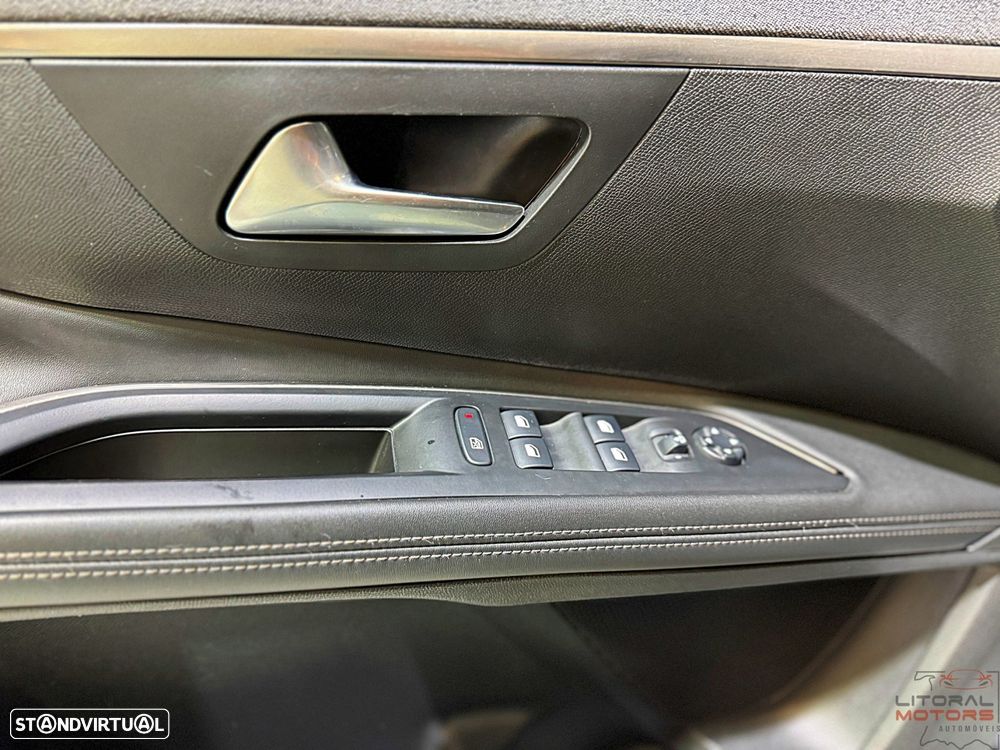 Peugeot 5008 1.2 PureTech Allure Pack EAT8 - 18