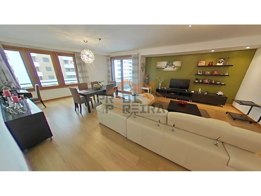 T4 SEMI-NOVO COM VARANDA E BOX PARA 4 CARROS NA QUINTA DO INFANTADO... - Grande imagem: 2/38