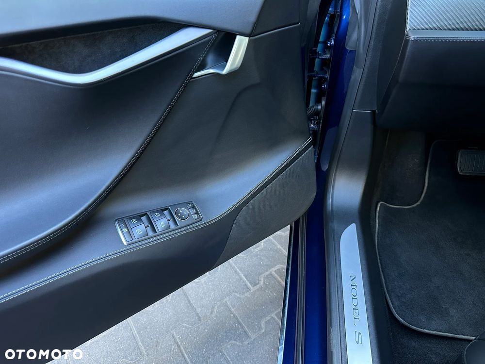 Tesla Model S - 8