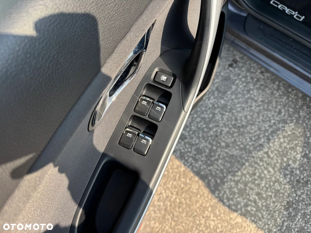 Kia Ceed 1.4 CVVT Dream Team Edition - 24