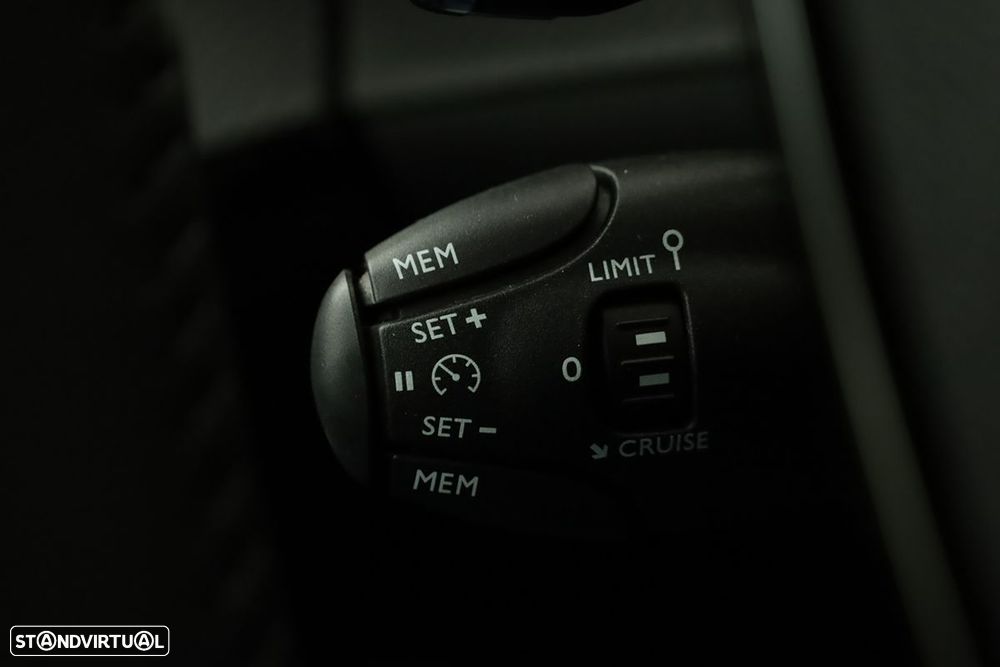 Peugeot 208 1.2 Hybrid Allure e-DCS6 - 17