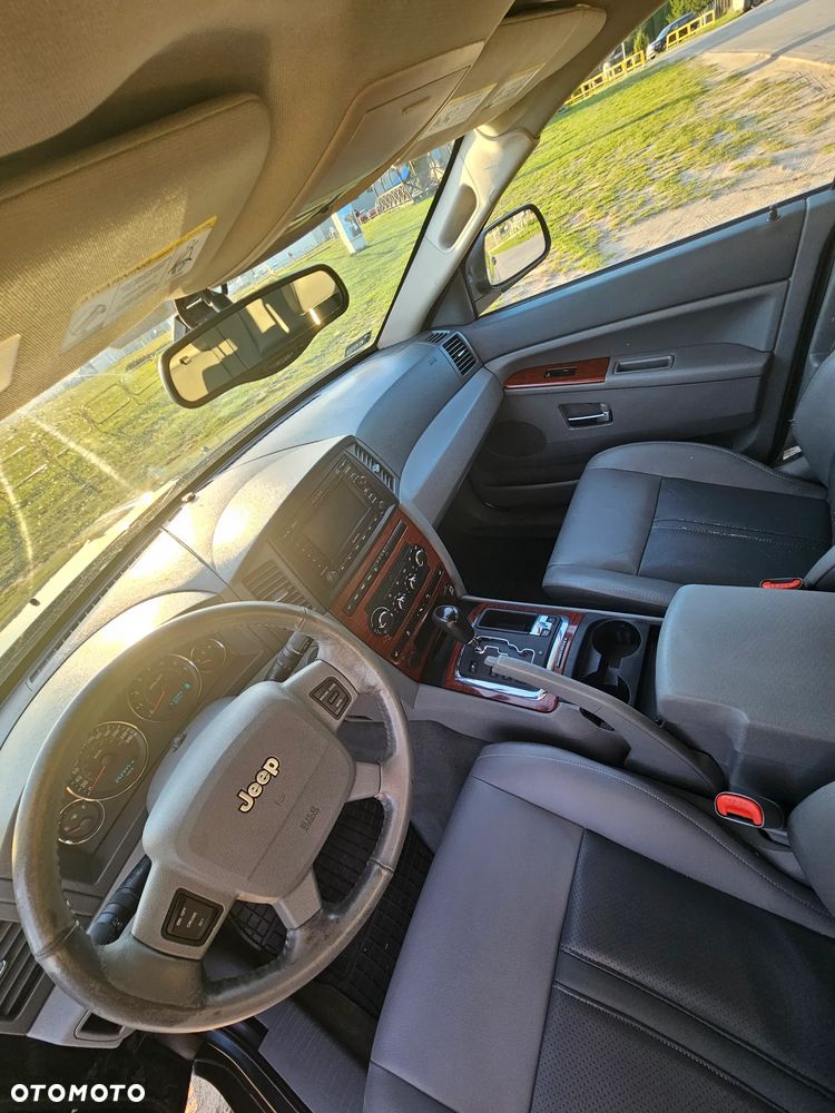 Jeep Grand Cherokee - 12