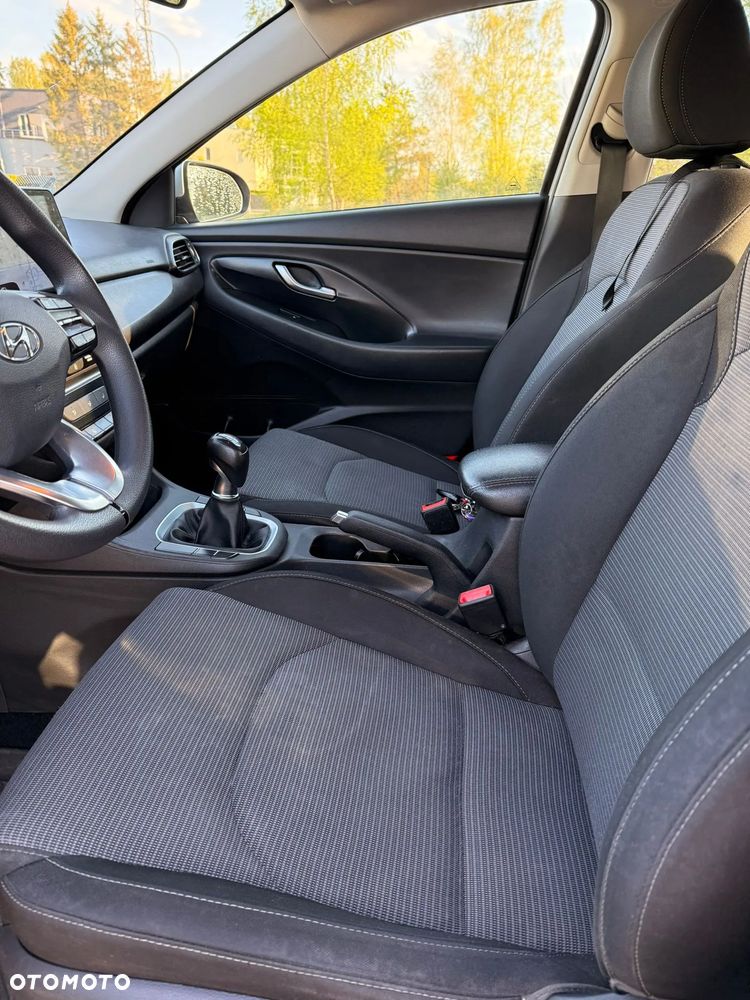 Hyundai i30 1.5 DPI Classic + - 21