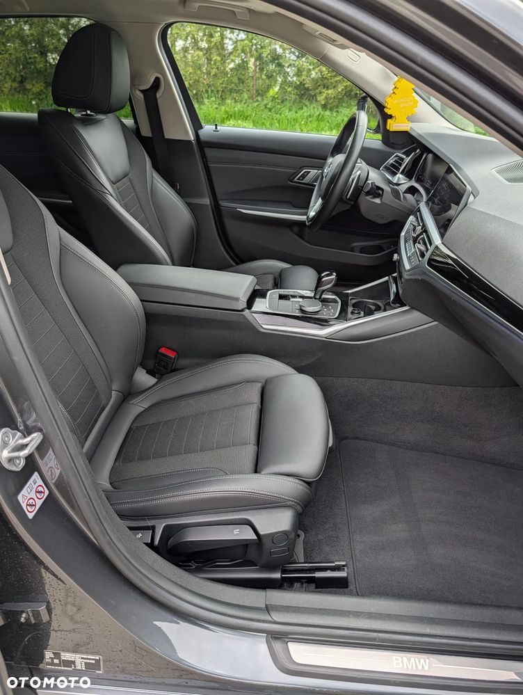 BMW Seria 3 330d xDrive MHEV - 23